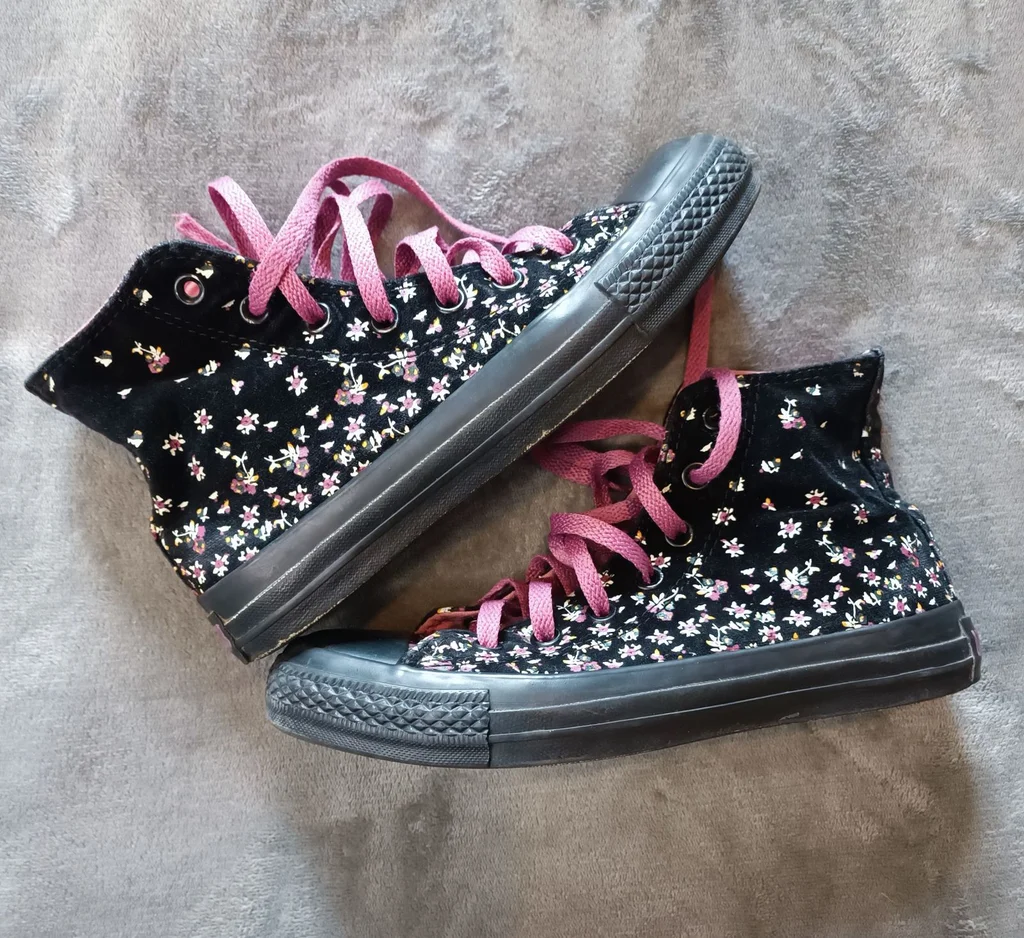 Pair of All Star Chuck Taylor converses size 37 good condition floral pattern – photo 2